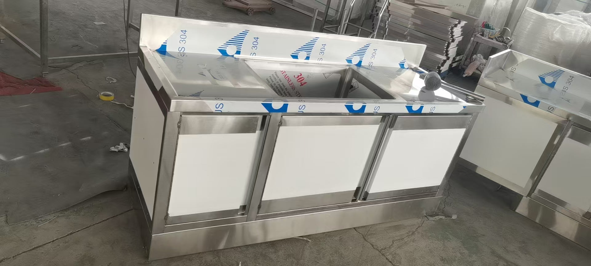 304 vs 201 Stainless Steel Commercial Sinks: Which One Should You Choose?